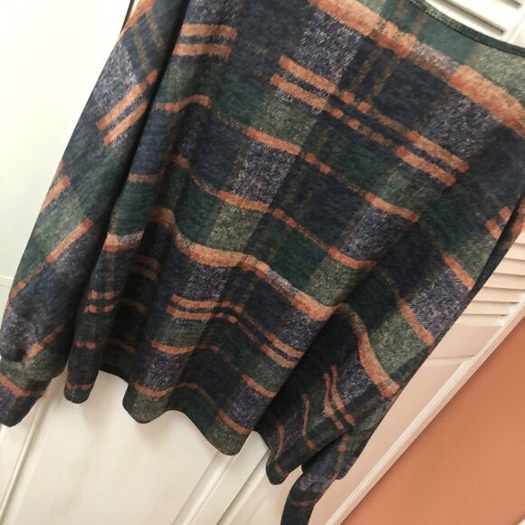 Muted plaid short sweater - Picture 4 of 5